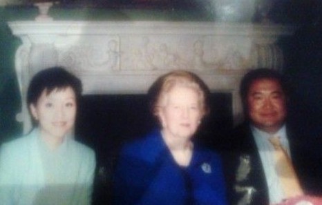 楊瀾丈夫公布與撒切爾夫人合影。