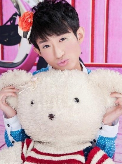 “粉紅哥”畢然寫(xiě)真。