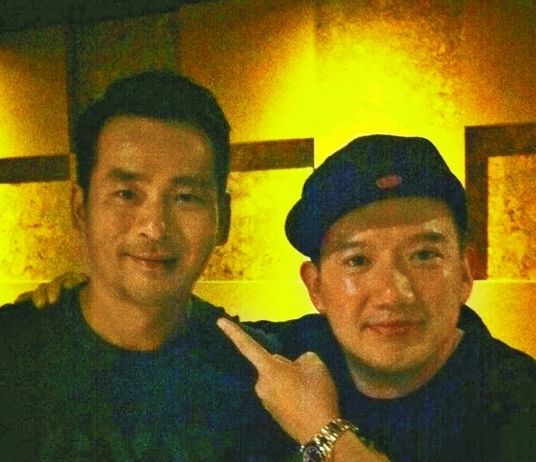 周焯華作為《低俗喜劇》投資人，與男主角杜汶澤合照。