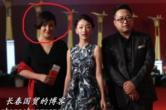 周冬雨與于正（右）和“干媽”（左）。