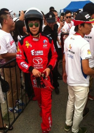 李晨撞車后看起來并無大礙，調(diào)整狀態(tài)繼續(xù)比賽。