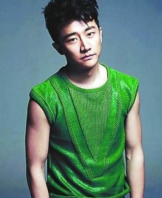 黃軒說起緋聞爆發(fā)的一剎那，語氣里還有點憤憤然。