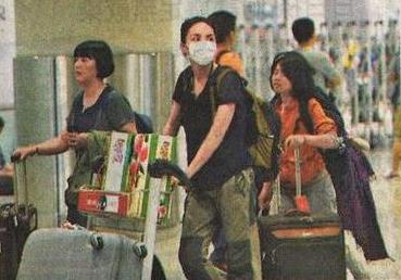 一身樸素打扮的王菲推桃回京。