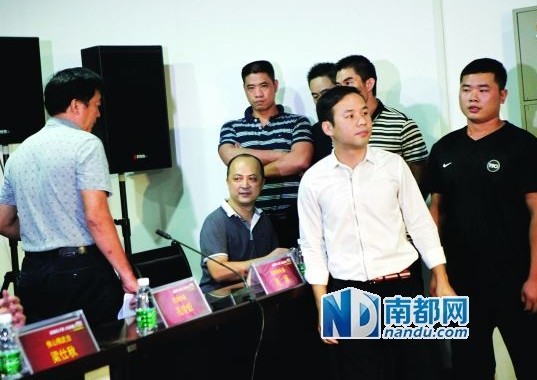 佛山精武會(huì)會(huì)長(zhǎng)梁旭輝在弟子保護(hù)下來(lái)到現(xiàn)場(chǎng)。