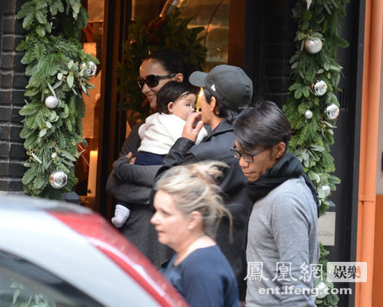吳彥祖攜帶妻女外出逛街，小寶貝萌態(tài)十足。