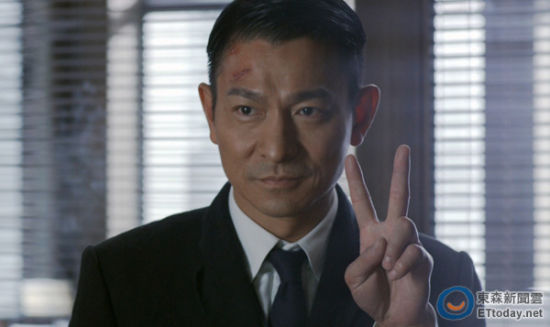 媒體爆料17年前華仔拍戲踢壞直升機。