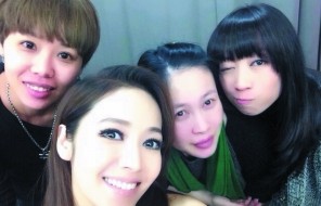 侯佩岑（中）14日在微博公開近照，被粉絲看出臉變圓。