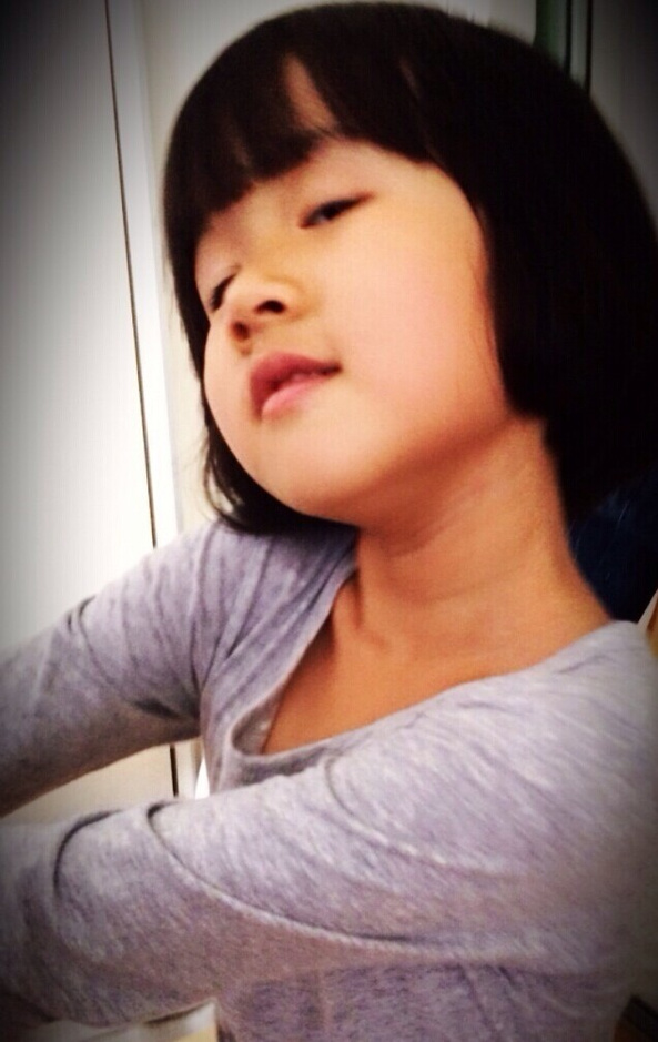 陸毅曬女兒近照 陸毅曬女兒近照