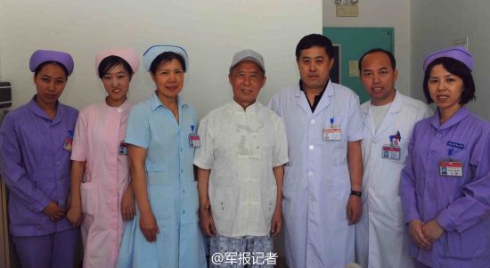 田連元在醫(yī)院中與醫(yī)護(hù)人員合影(圖片來自網(wǎng)絡(luò)) 田連元在醫(yī)院中與醫(yī)護(hù)人員合影(圖片來自網(wǎng)絡(luò))