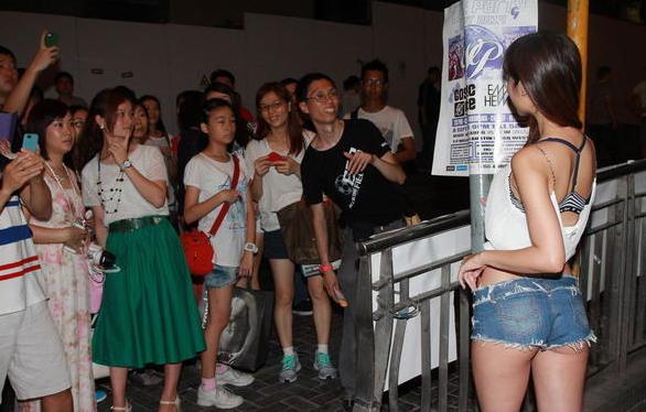 嫩模仙樂都性感著裝惹大叔圍觀，無懼與馬來西亞美女比身材。