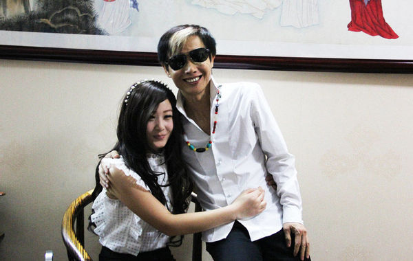 近日，55歲的鄧建國攜新女友恩愛現(xiàn)身，不但大曬甜蜜私密生活照，還在人前勾肩搭背大秀恩愛。