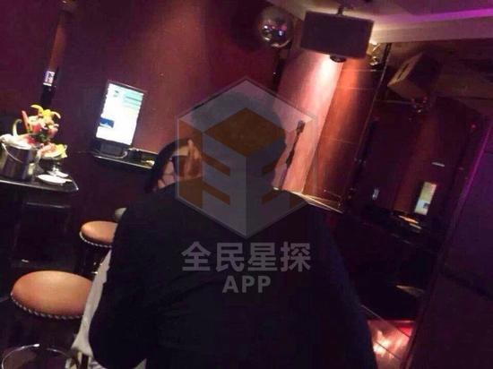 網(wǎng)絡曝光的田源激吻照，田源稱是角度問題