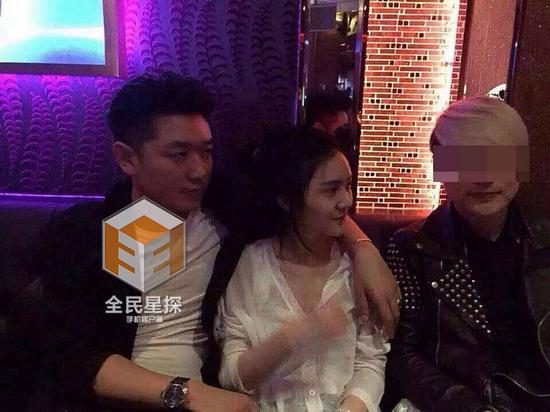 田源摟著激吻門女主，自稱是在勸架