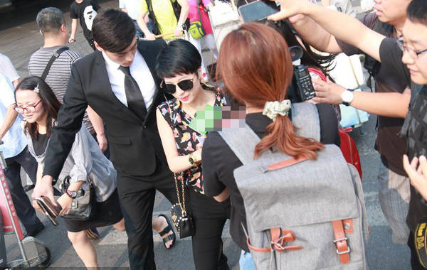 2015年7月6日，北京，陶喆前任楊子晴現(xiàn)身首都機(jī)場(chǎng)。剛一出來就遭到媒體圍堵，問及7號(hào)陶喆會(huì)有反駁證據(jù)