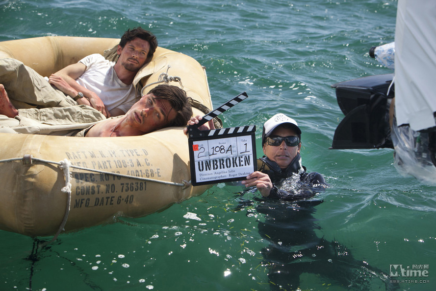 朱莉執(zhí)導(dǎo)"堅(jiān)不可摧"首曝片場(chǎng)照 朱莉執(zhí)導(dǎo)"堅(jiān)不可摧"首曝片場(chǎng)照