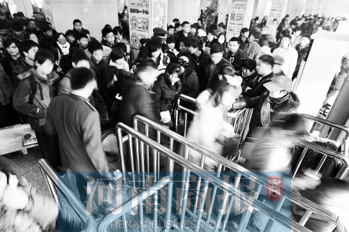 這兩天，汽車站客流量很大　