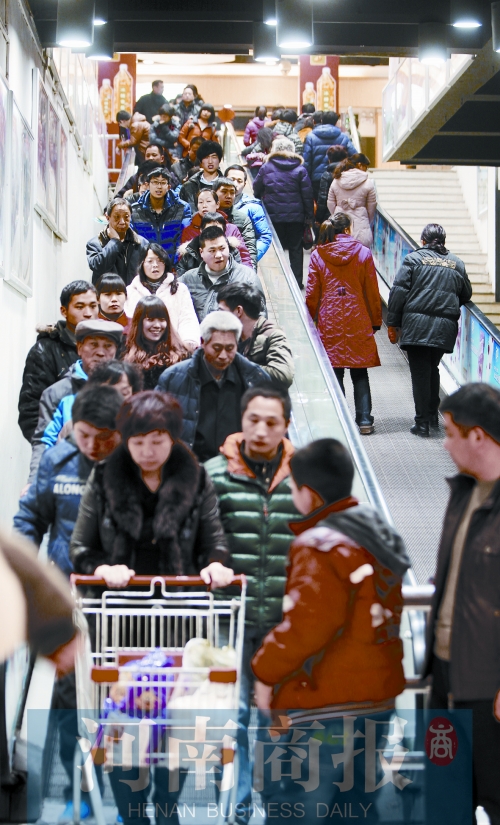 春節(jié)期間,鄭州各商超人流如織 春節(jié)期間,鄭州各商超人流如織