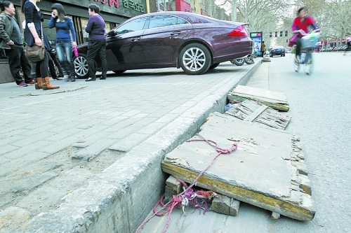 看車人制作的斜木板，引司機停車