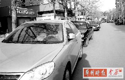 友愛路，路邊停了一排車，本來不寬的路就變得更窄了。