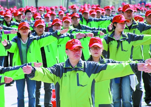 1800名文明志愿者將協(xié)助交警勸阻“中國式過馬路” 1800名文明志愿者將協(xié)助交警勸阻“中國式過馬路”