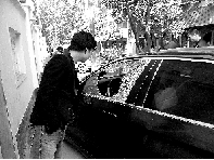 有個(gè)人晃了一圈后，寶馬、現(xiàn)代、越野的車窗都“長(zhǎng)”出大窟窿