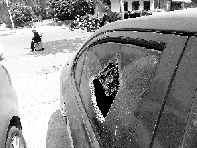 有個(gè)人晃了一圈后，寶馬、現(xiàn)代、越野的車窗都“長(zhǎng)”出大窟窿