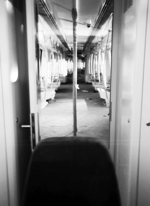 透過擋風(fēng)玻璃，依稀能看到車廂內(nèi)的樣子