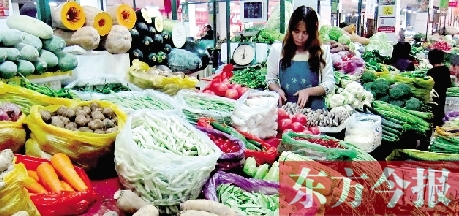 　　隨著氣溫升高，蔬菜供應(yīng)量增加，近期我省菜價(jià)呈現(xiàn)穩(wěn)中下降趨勢(shì)