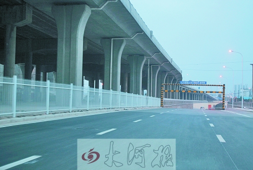 下穿隧道限高3米，不影響公交車通行。