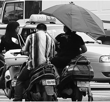 昨日，鄭州市鄭州花園路與農(nóng)業(yè)路交叉口，電動(dòng)車裝傘埋下安全隱患