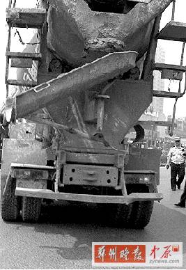 　當(dāng)時(shí)，老人就倒在水泥罐車(chē)的右后輪邊