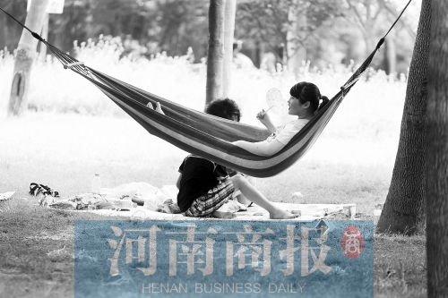 天又熱了起來，外出游玩，記得防曬哦 記者 趙卓/攝　