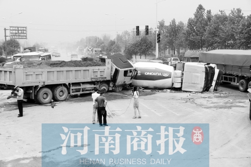 事故現(xiàn)場(chǎng)的附近居民稱，路口的紅綠燈從來(lái)沒(méi)亮過(guò)