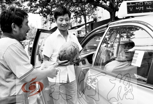 　　的哥將一天的運營收入捐給陳小立，陳小立送瓜感謝。