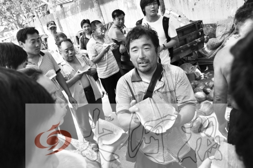 為了表示感謝，陳小立切西瓜分給大家吃。