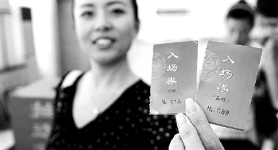 本報記者抽出的兩名消費者代表。