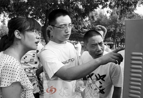 工作人員向市民介紹自行車(chē)租賃程序