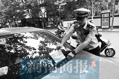 有了這張挪車卡，不會泄露隱私，別人又能方便地聯(lián)系上自己記者 邱曉峰/攝