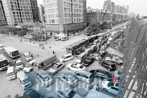 路口四個(gè)方向直行、左轉(zhuǎn)交織，車輛相互抵頭，無(wú)法正常通行