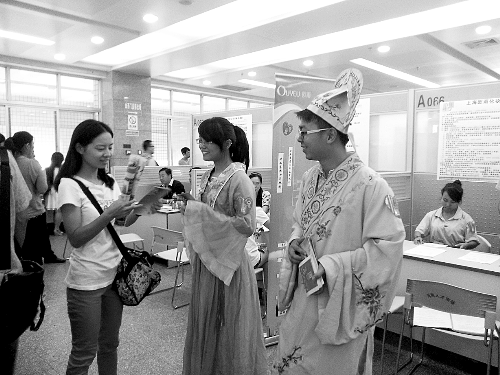 招聘會上，企業(yè)玩起行為藝術(shù)。