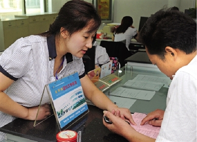一位男士在金水區(qū)房管局辦事窗口詢問公租房申請手續(xù)如何辦理。