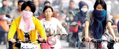 10月8日，鄭州市民遮擋口鼻騎行。 新華社發(fā)