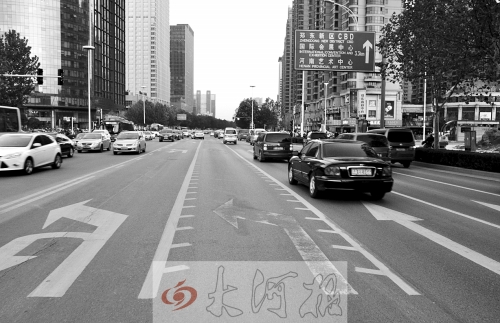 這條畫有多條短斜線的車道就是可變車道，視車流量大小而定，直行車輛多時(shí)它是一個(gè)直行車道，左轉(zhuǎn)車輛多時(shí)它