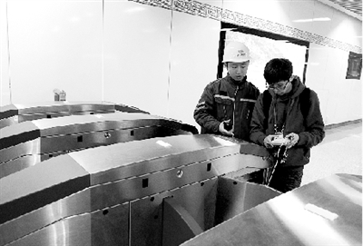 昨天上午，體育中心站，工作人員正在對(duì)進(jìn)出站閘機(jī)進(jìn)行調(diào)試。