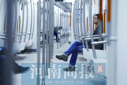 倆小時(shí)不出地鐵站，要按全程收費(fèi) 王春勝/攝