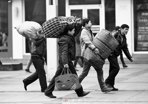 鄭州火車站廣場，行色匆匆的趕路人。