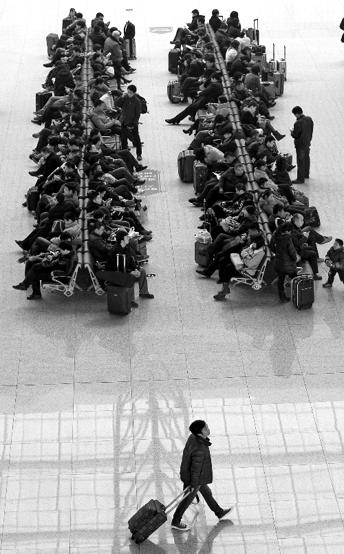 鄭州東站候車室，一些乘客在候車。