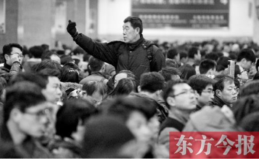 一場雨夾雪讓鄭州火車站的客流又增加了不少。昨天，售票大廳內(nèi)排隊購票的旅客摩肩接踵