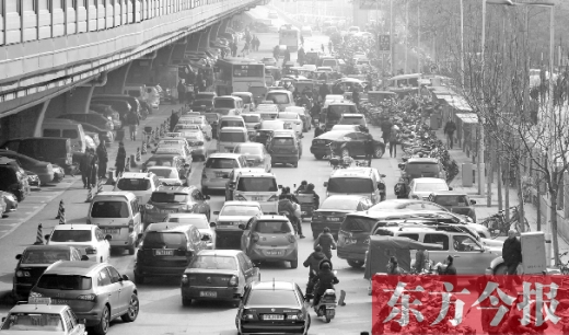 鄭大一附院北門的馬路被非機(jī)動(dòng)車占去一條車道，這里也極易造成交通擁堵