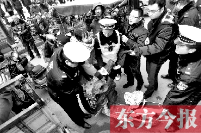 面對(duì)要暫扣的非機(jī)動(dòng)車，看車人急了